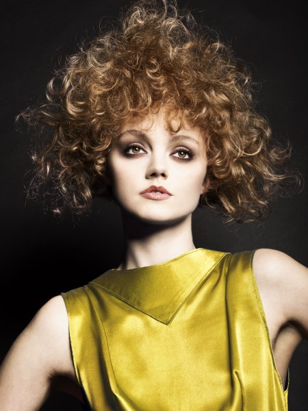 Hair with thick curls shaped into a triangle