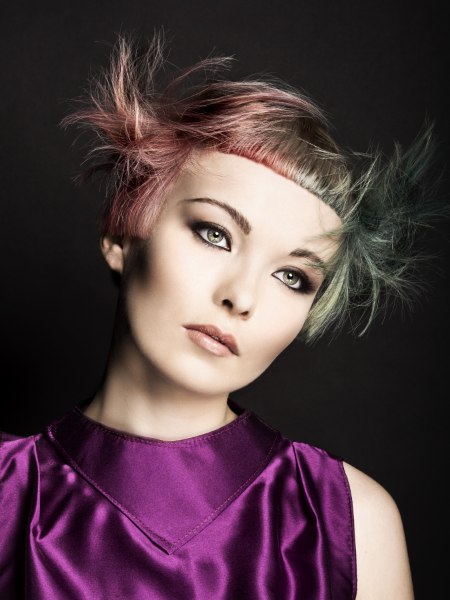 Very modern short hair with two-tone coloring in green and rose