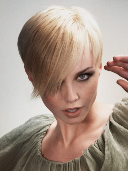 Short gamine look - Pixie cut