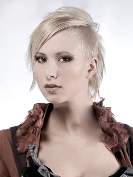 Blonde hair cut with contrasting lengths