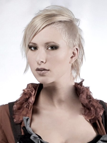 Blonde haircut with contrasting lengths