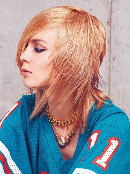Collarbone-length hair with layers