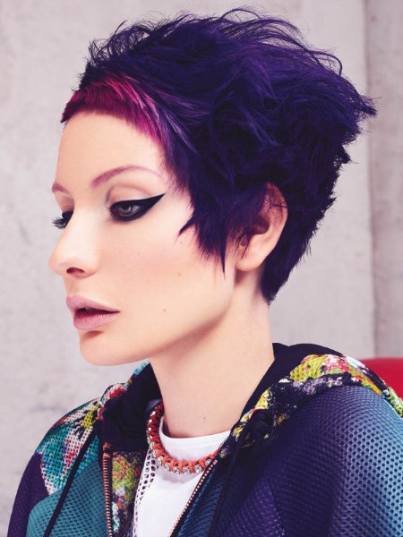 Short wedge-shaped hair with blue and purple coloring