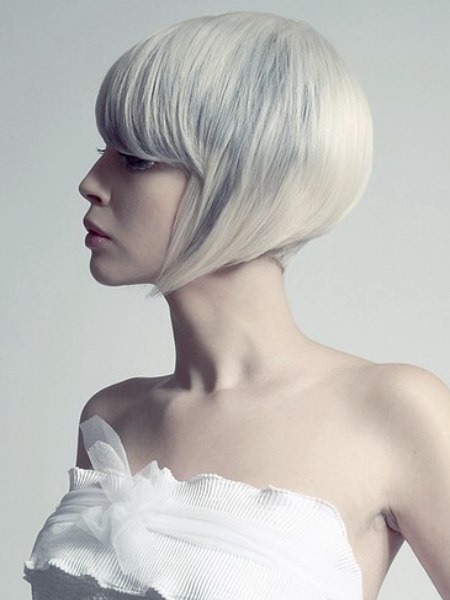 Face-hugging bob for pearl-colored hair with a blue hue