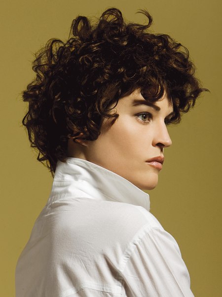 Short hairstyle suited to naturally curly hair