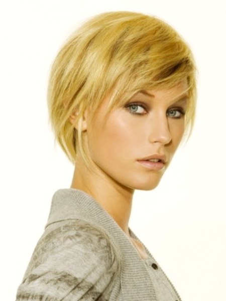 short hairstyle with slithered pieces of hair