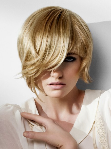 Short blonde hairstyle with casual texture