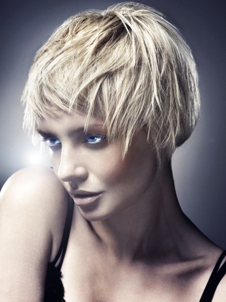Short hairstyle with a closely clipped back