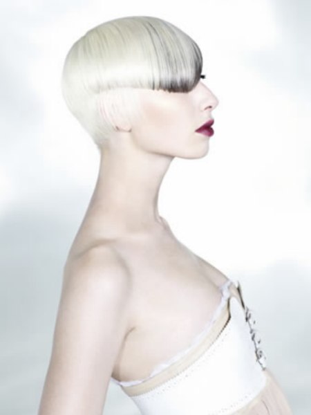 Short haircut with a graduated back for platinum blonde hair