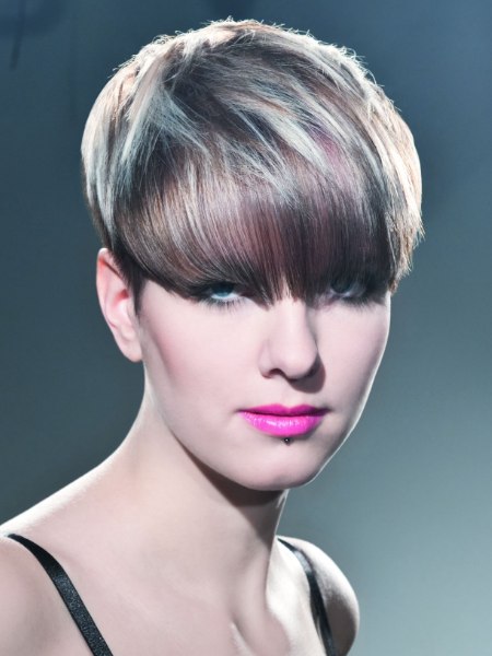 Women's haircut with millimeter short sides