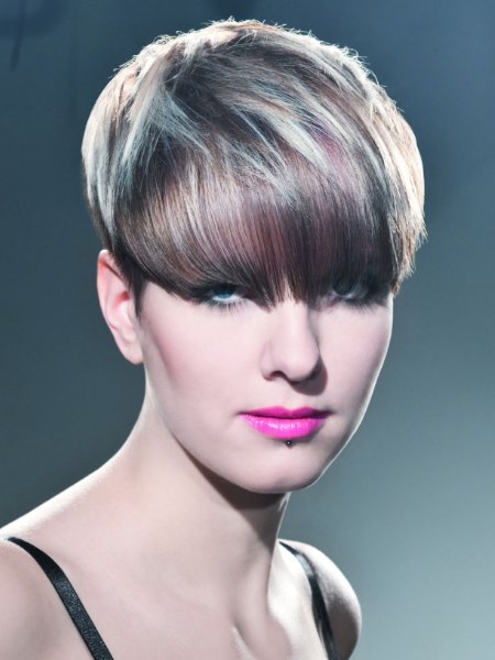 Women's haircut with millimeter-short sides