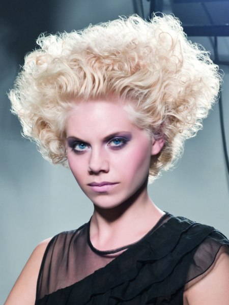 Short trapeze-shaped haircut with curls