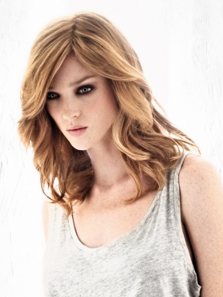 Fresh and easy-going hairstyle that falls over the shoulders