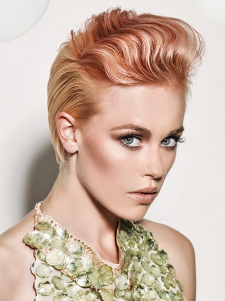 Short hairstyle with pearlescent color accents