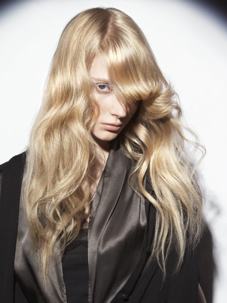Long blonde hair with waves that end below the shoulders