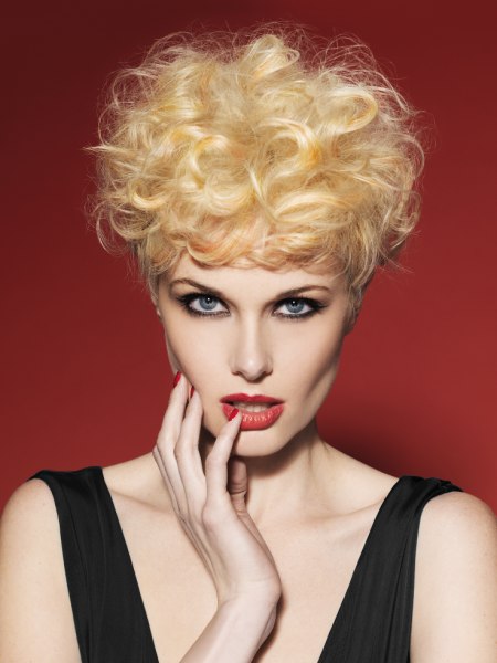 Short blonde 50s inspired hair with curls