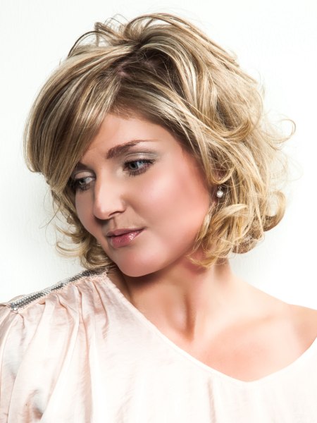 Flattering short hairstyle with curlss