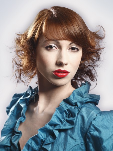 Medium-length hair in a retro look with curls