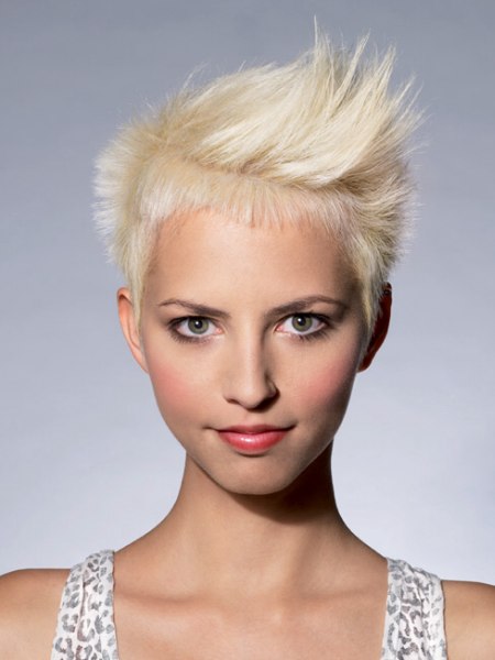 Blown-out style for versaatile short blonde hair