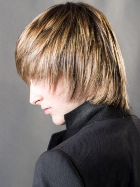 Men's hairstyle with blonde hair that falls halfway the collar