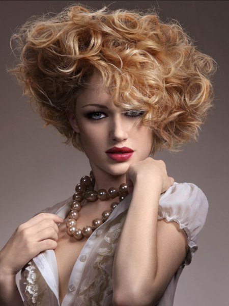 Short blonde hairstyle with flamboyant curls