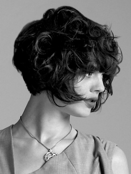 Posh short bob with curls - Side view