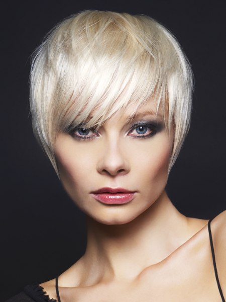 Short blonde hairstyle that fits the hape of the head