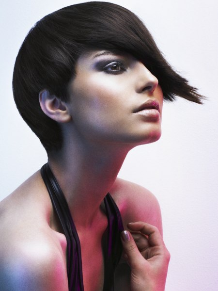 Short and smooth blunt haircut with a tapering fringe area