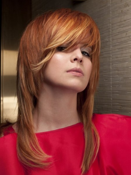 Long hair with slender lines and bangs that swing to the side