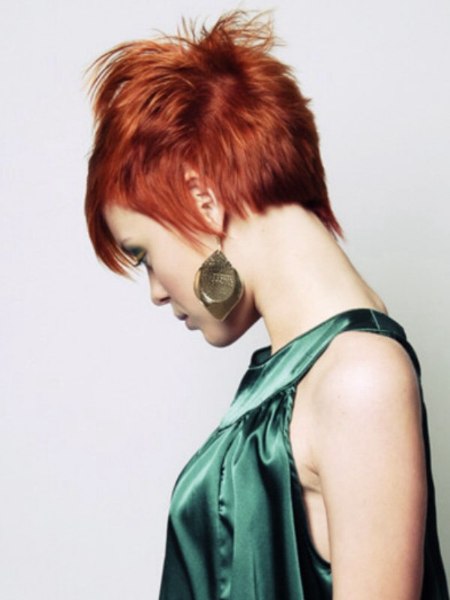 Elongated pixie-cut with a choppy crown