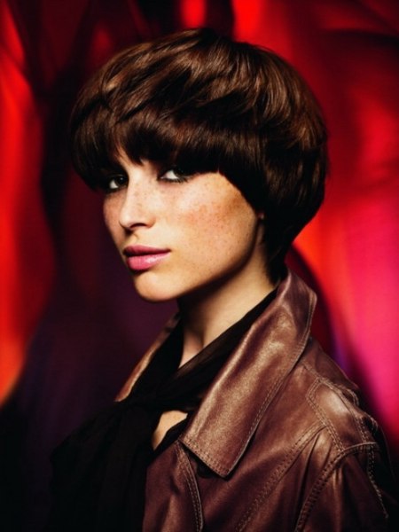Short hair with a warm chestnut color