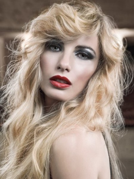 Longe blonde hair and a fringe with a swirl above the ear