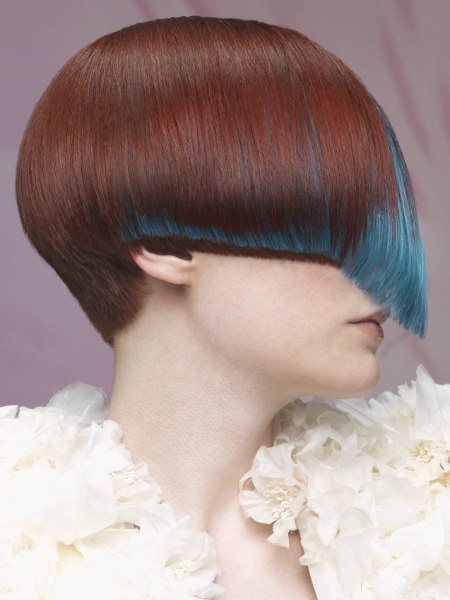 Hairstyles with daring lines and colors that stand out against natural