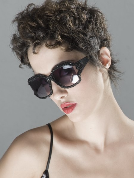 Easy-to-wear short hairstyle with curls