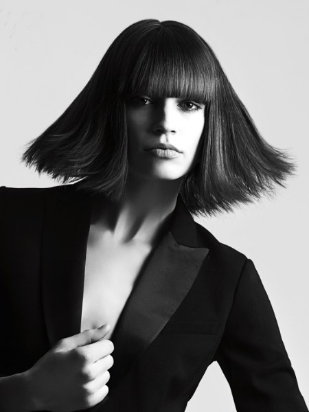Pyramid-shaped bob with blunt bangs
