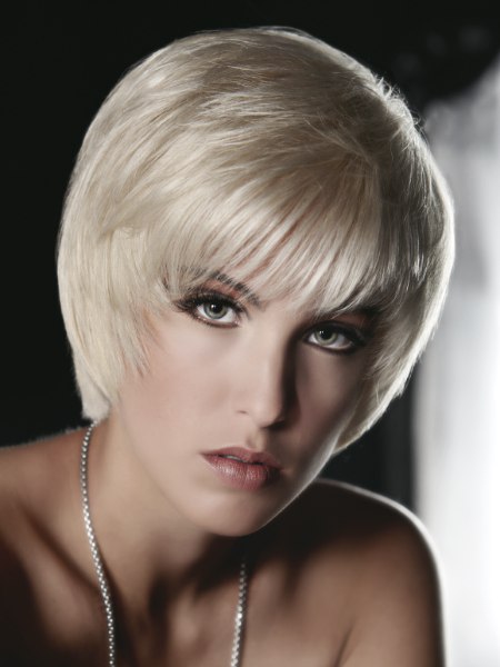 Short Twiggy haircut with layers for blonde hair
