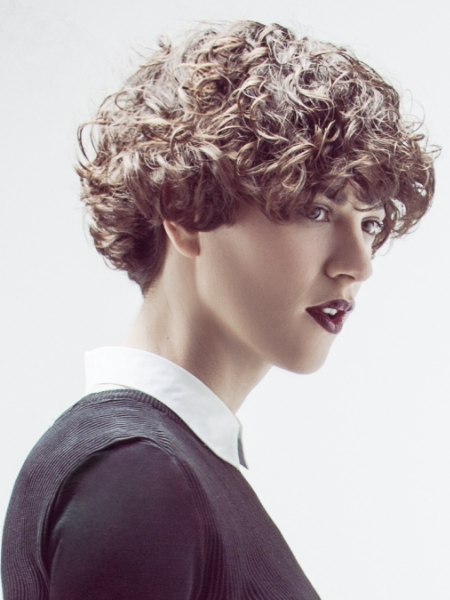 Short hairstyle with curls that covers half of the ear