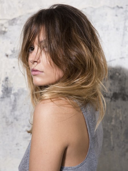 Hairstyle with a long fringe that falls to each side
