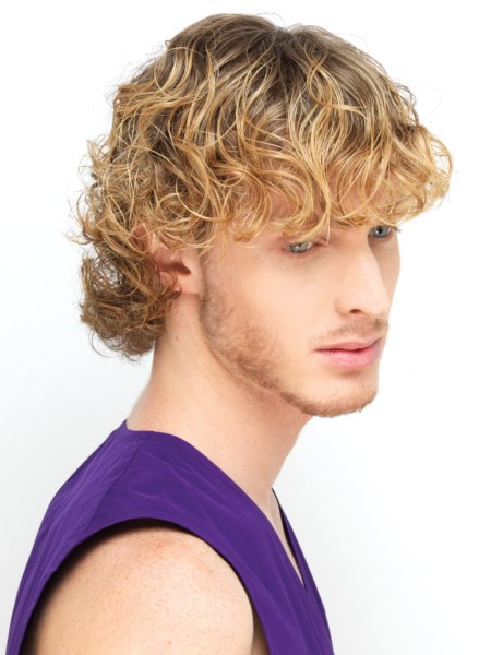 Hair with wet look curls for men