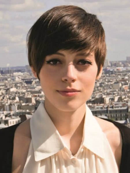Pixie cut with layers and a very short neck