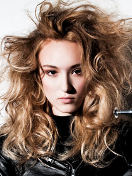 Layers and curls for a 1980s big hair look