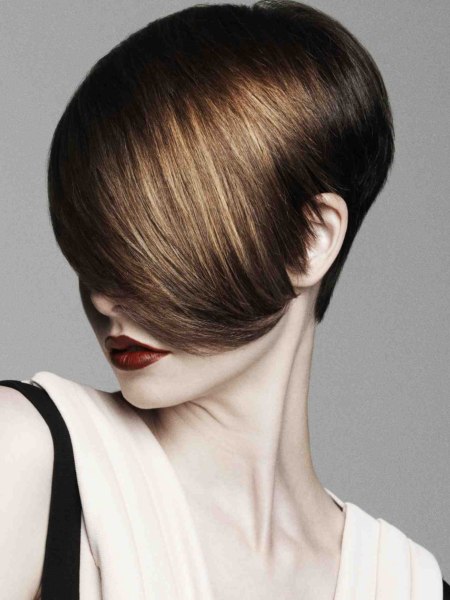 Trendy short hair with a steeply graduated neck