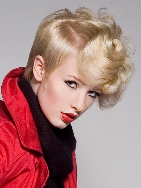 Versatile short hairstyle with a crisp cutting line and curls