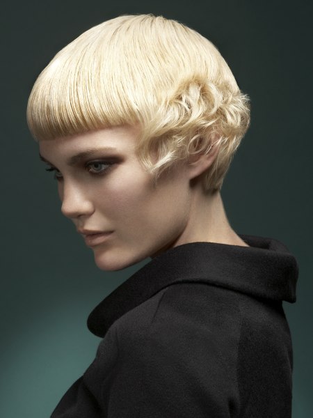 Short blonde haircut that exposes the neckline