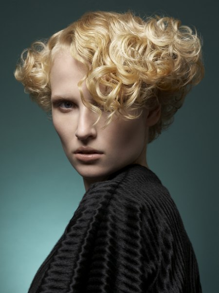 Short blonde hairstyle with waves and curls