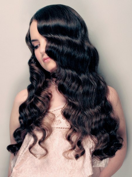 Long vintage hairstyle with retro waves