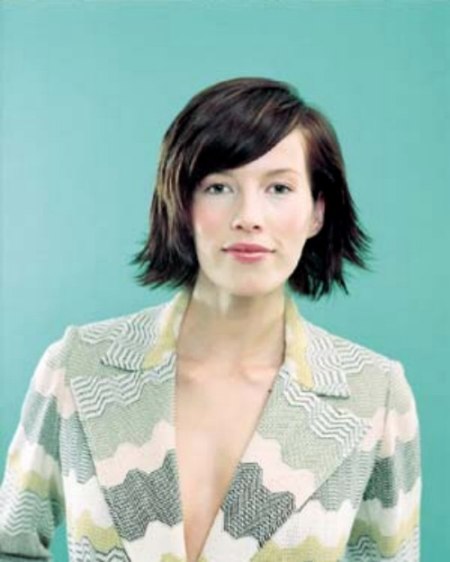 Short hairstyle for women with a slender chin