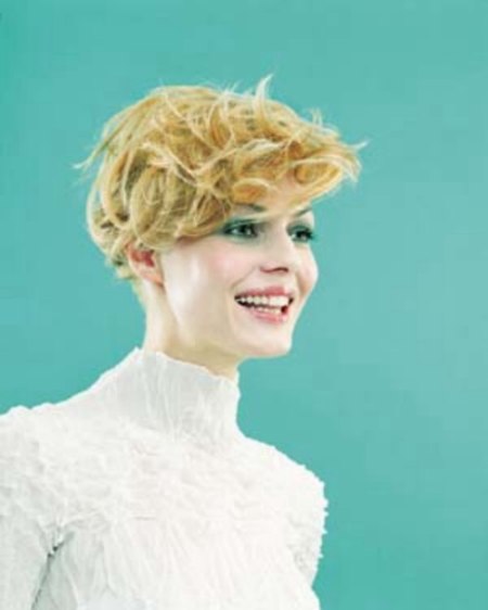 Short gamine hairstyle for a romantic look