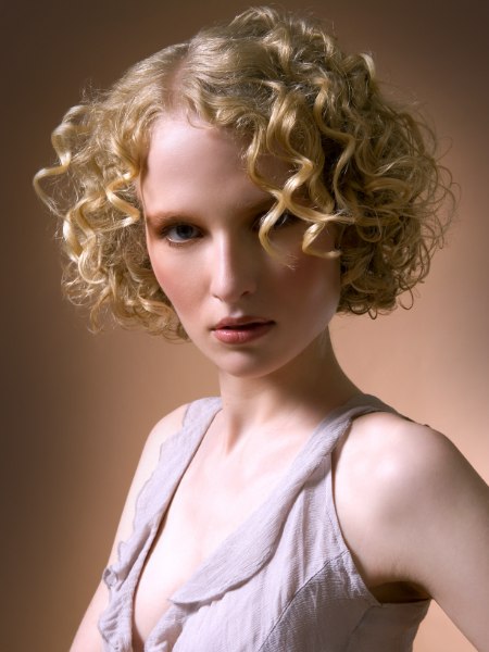 Short voluminous hairstyle with face-framing coils