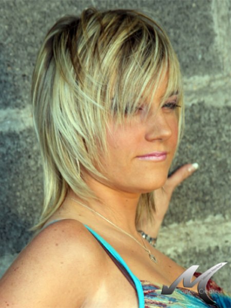 Easygoing shaggy cut for blonde hair